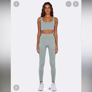 NWT SET ACTIVE Sculptflex Set Color: Rain Size Small